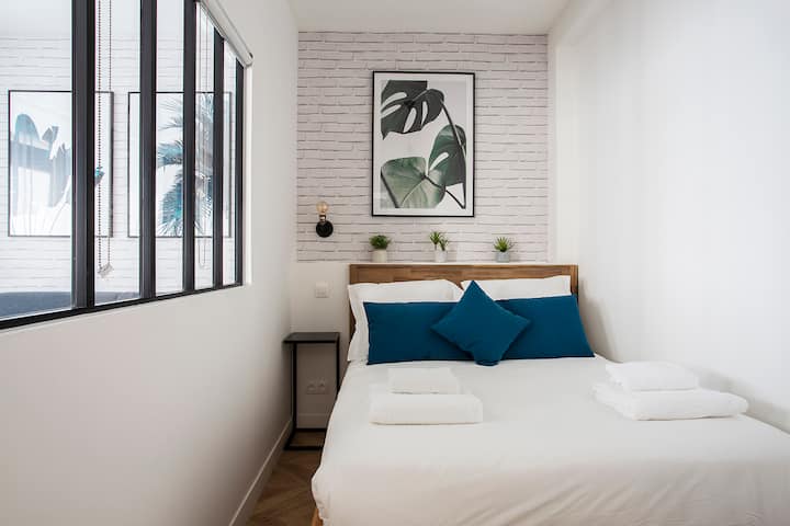 غرفة نوم مزدوجة مع مرتبة مزدوجة الحجم 