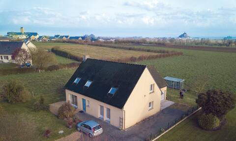 Modern Villa Near the Mt. St-Michel