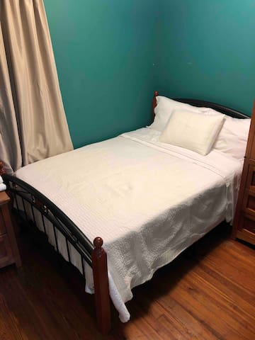 Small Bd Near Hofstra Uni. 30 min train to NYC
