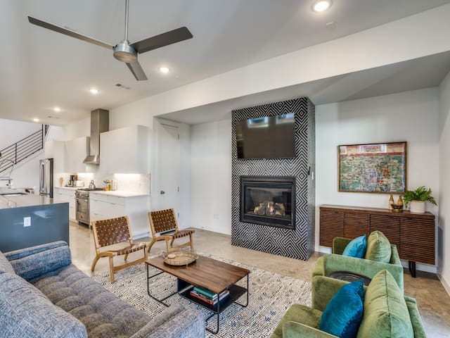 Pool, 4 bedroom luxury home in the heart of Dallas