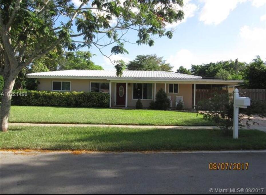 889 Fairway Dr, House Front