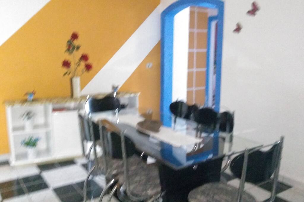 Sala de jantar com 3 geladeiras