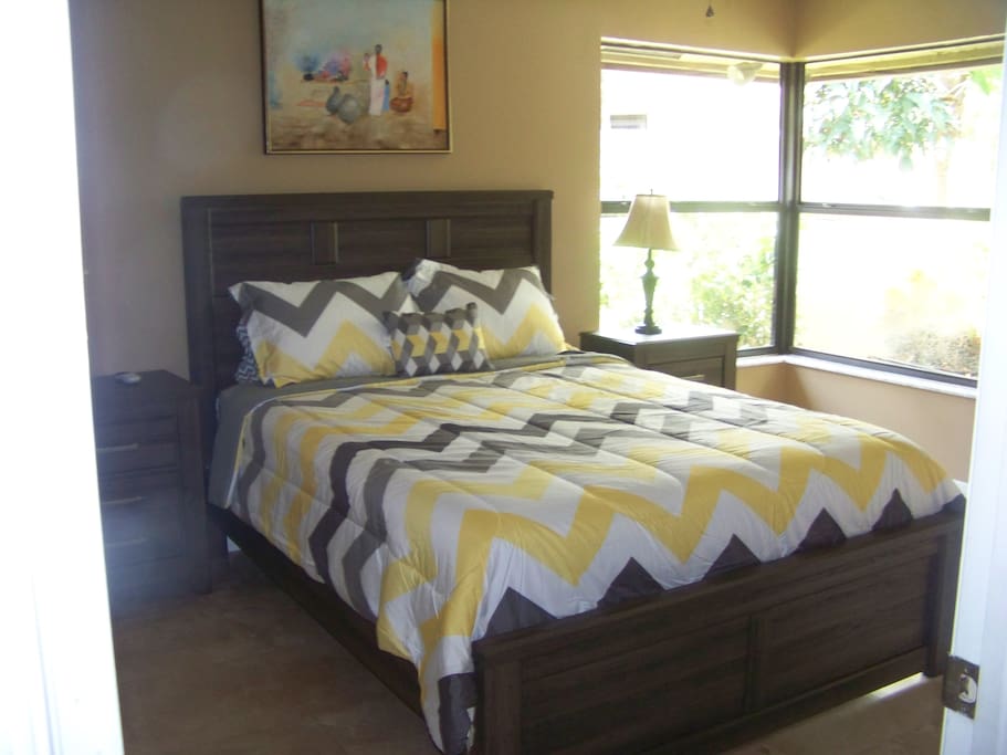 2 nd bedroom with queen size bed