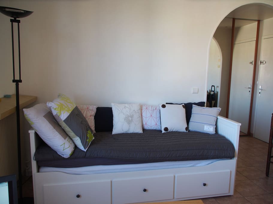 divan-lit ikea Hemnes - tiroir à tirer, 2 places couchage (2matelats)
