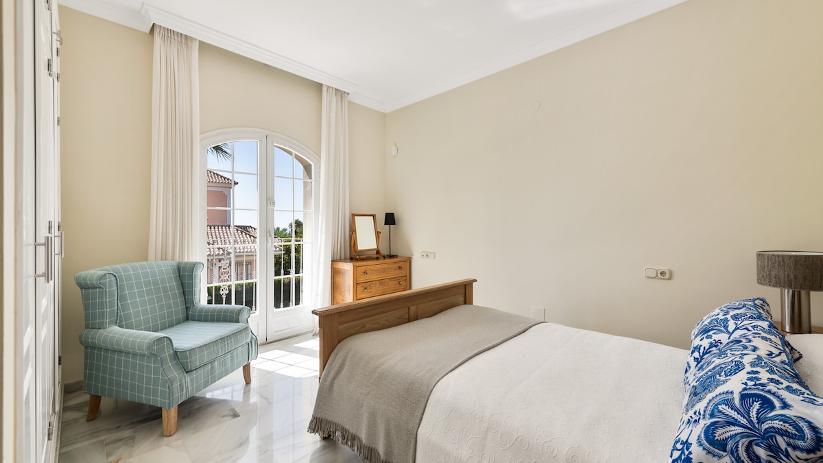 Dormitorio doble en el primer piso con terraza privada.