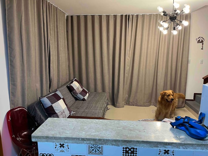 ห้องนั่งเล่นที่มีความเป็นส่วนตัวสมบูรณ์แบบ! ห้องนั่งเล่นที่สวยงามนี้มีโซฟาเบดและเครื่องปรับอากาศขยายความเป็นไปได้ในการนำเพื่อนของคุณมาด้วย 