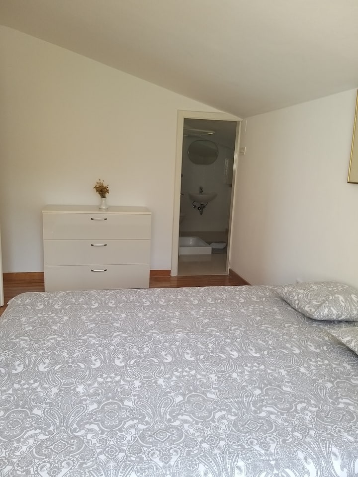 Kjo dhomë ka banjë më vete.