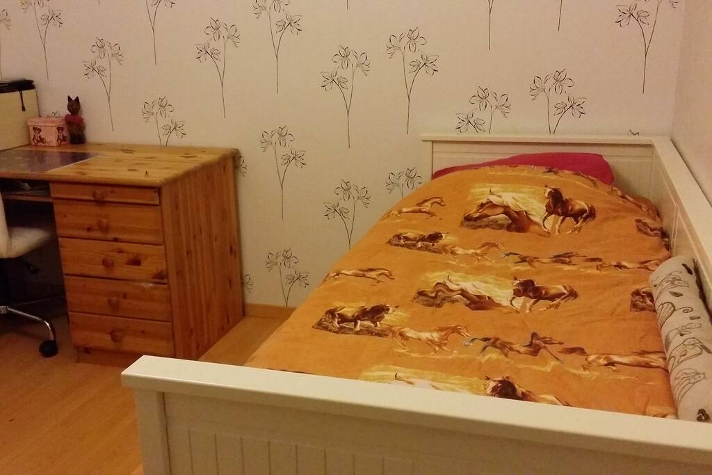 Le lit simple peut se déplier et devenir à deux places.