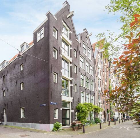 Monumental warehouse apartment on historic canal gallery image 3