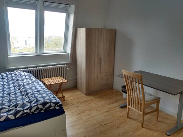 Neutral room with high ceiling and good view