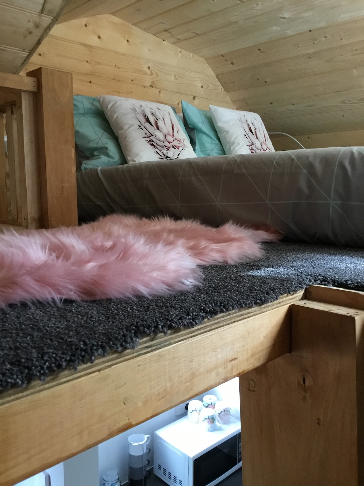 Spavaća soba na katu ima pogled na rijeku