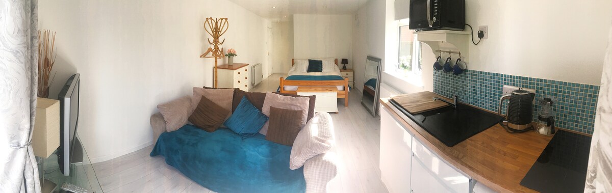 Top Airbnb: Bright spacious private annex in a great location in Leckhampton With Warden Hill