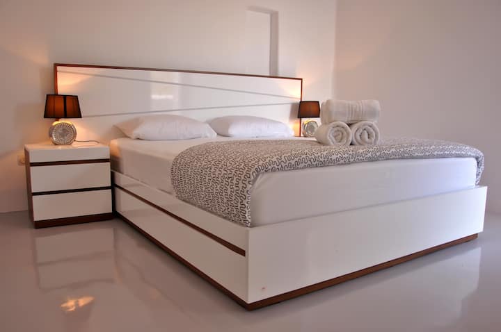 Δίκλινο υπνοδωμάτιο με θέα στη θάλασσα