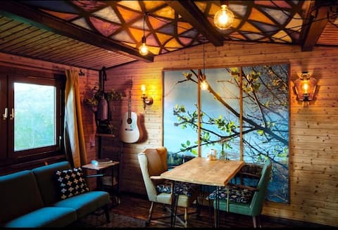 Forest hut by the lake - glamping