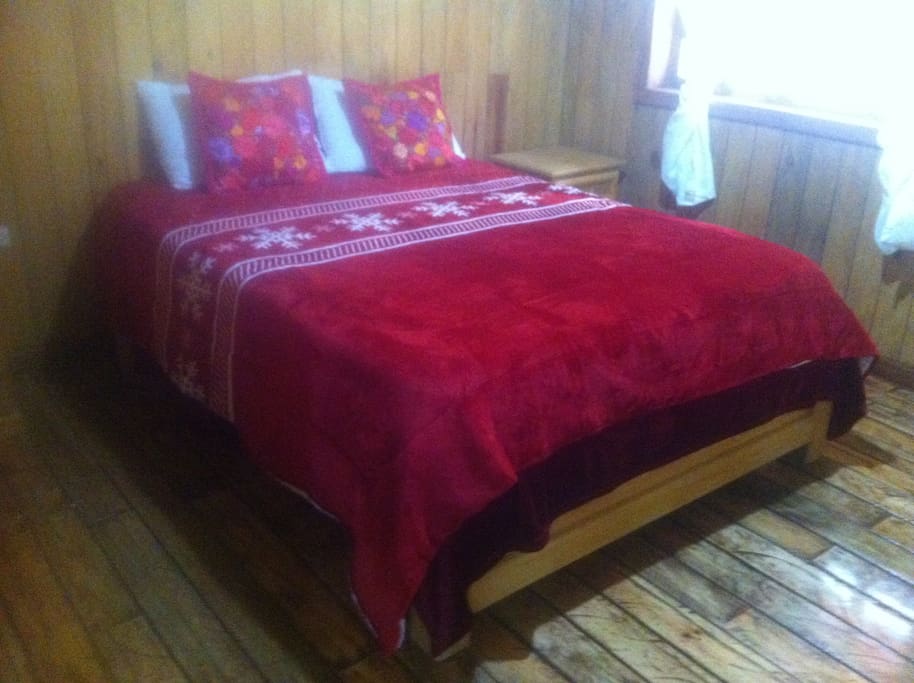 primer cuarto con cama matrimonial grande.