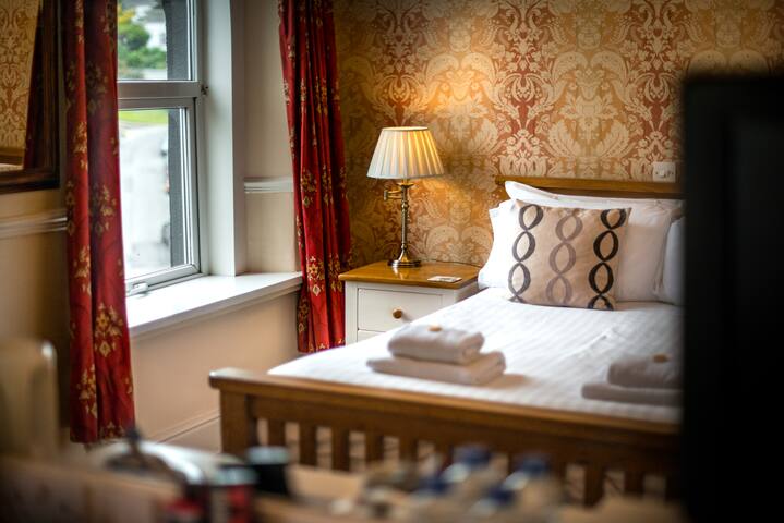 Ensuite Room in a boutique hotel, close to centre!