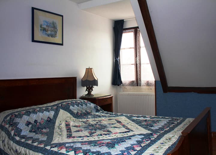 Спална соба со голем двоен кревет и прекрасен поглед на долината