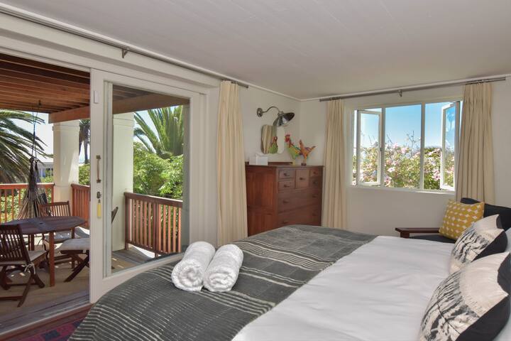 El dormitorio principal, con una cama tamaño king, conduce a la terraza.  Hay armarios empotrados y una cómoda.