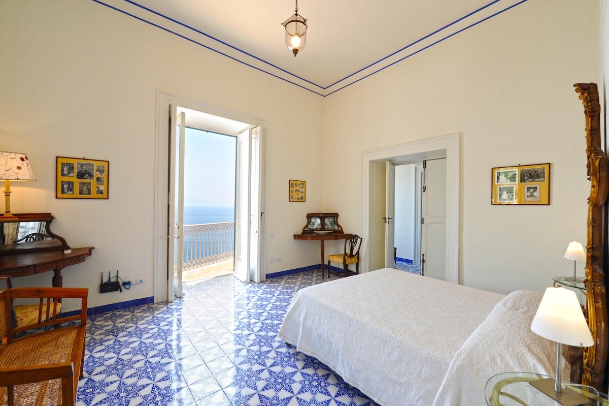 חדר שינה כפול עם מרפסת המשקיפה על הים