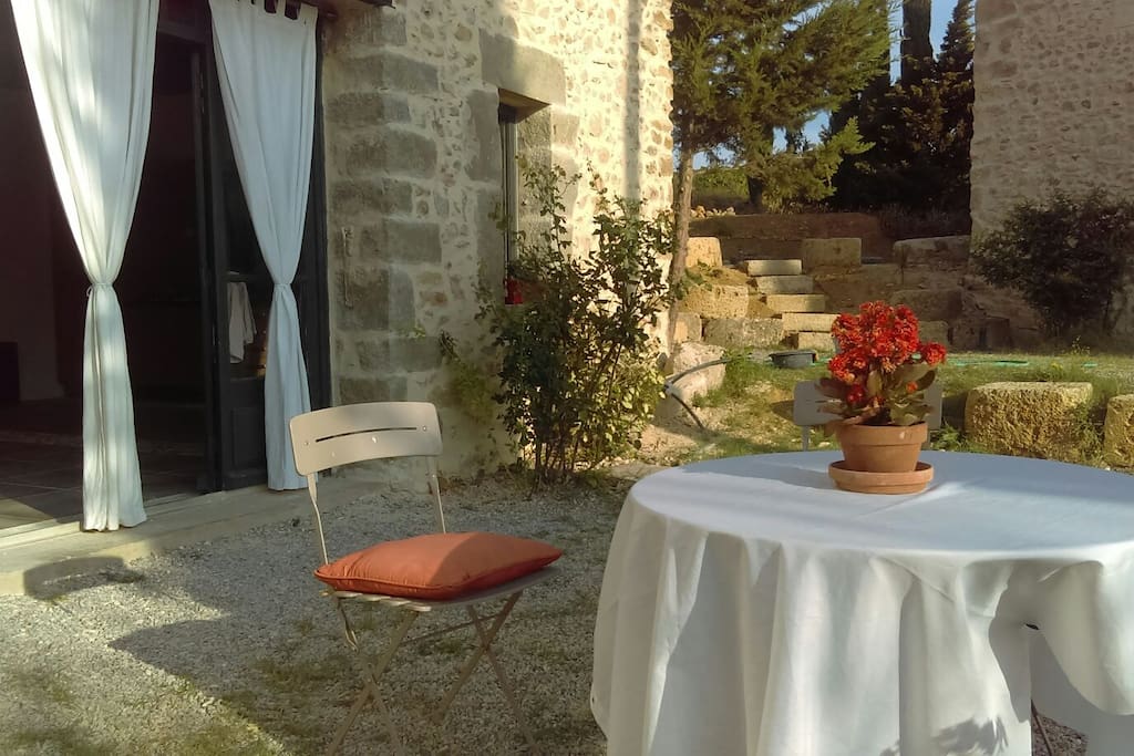 Entrée donnant sur la grande salle à manger commune avec cuisine et salon.