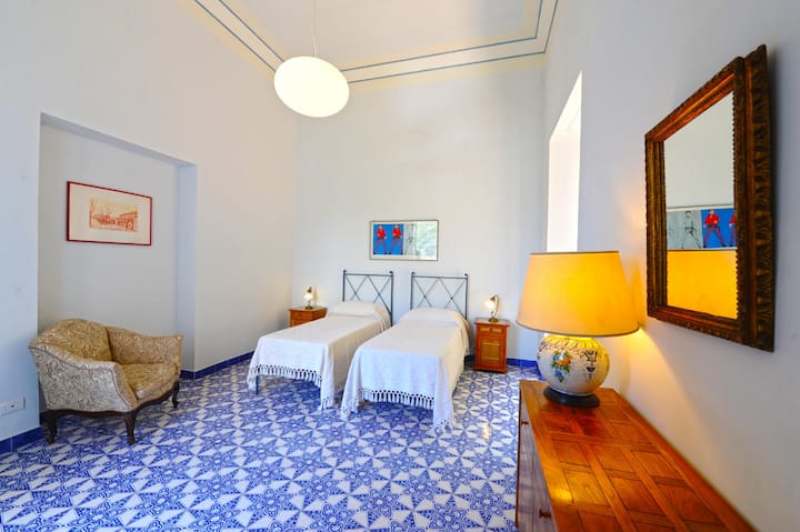 Dormitorio con 2 camas de una plaza o una cama de matrimonio