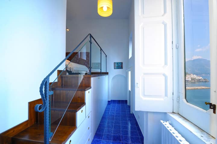 Dormitorio con loft y cama francesa