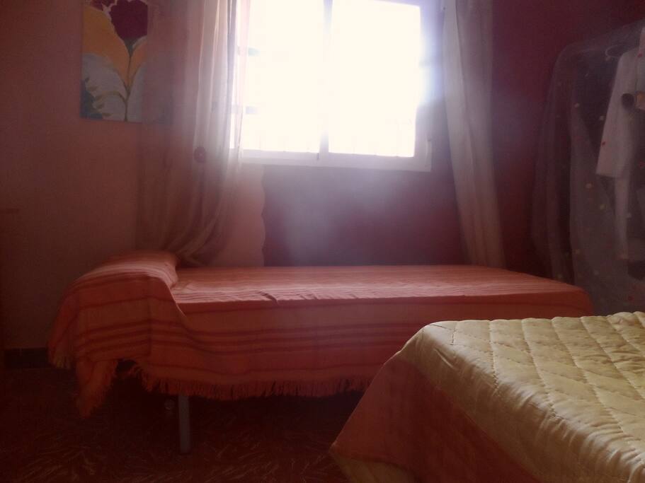 Habitación con cama de matrimonio colchón nuevo a estrenar y cama individual.muy luminosa y
sin ruidos