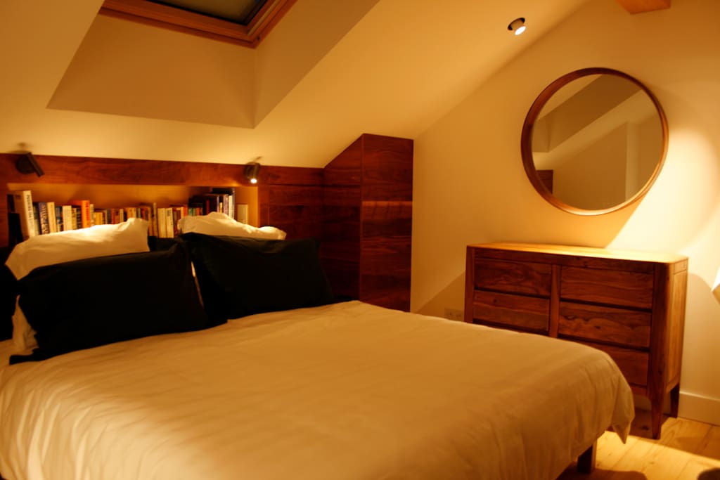 Guest bedroom (queen or twin beds)