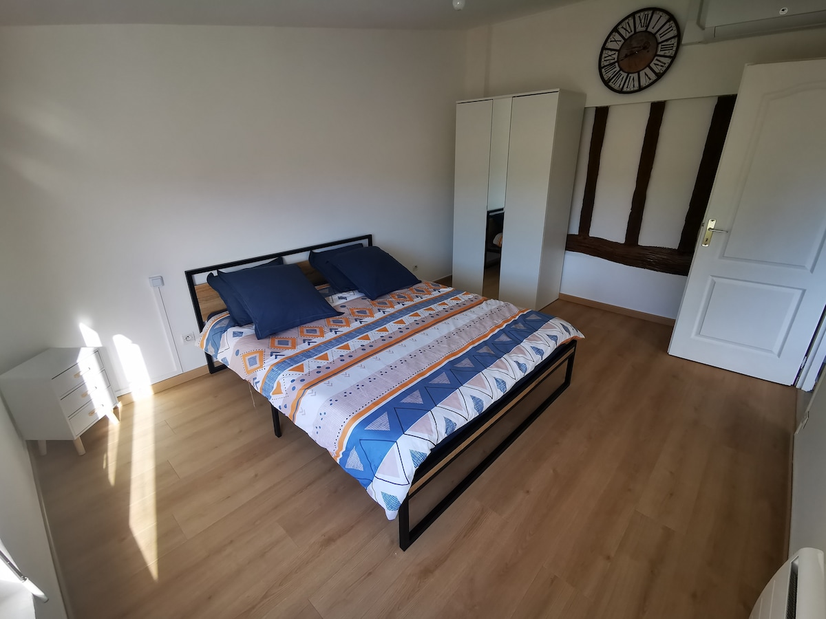 ห้องนอน 1: 
เตียงใหญ่ 160 x 200 (ควีนไซส์)
ตู้กระจก + ตู้เสื้อผ้า