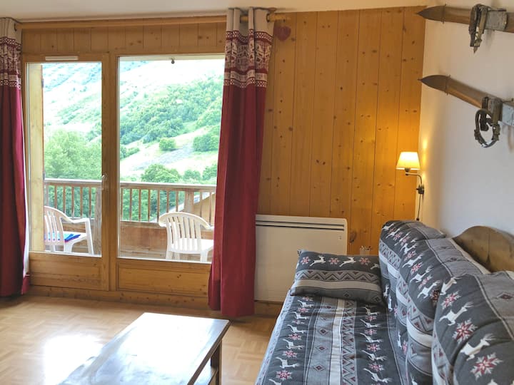 Светла летна / дневна соба со двоен или единечен кауч на спуштање. Во чист планински стил. Душеците се со многу добар квалитет. 