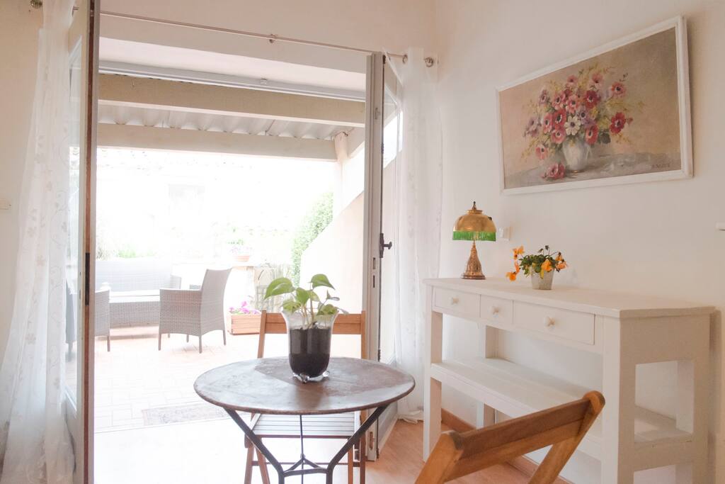 ouvert sur une belle terrase