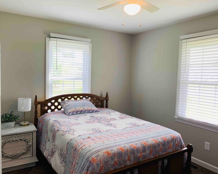 El segundo dormitorio con cama de tamaño completo se encuentra frente al dormitorio principal. 