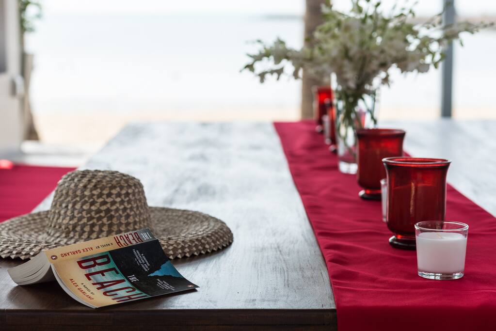 The outdoor sala table seats 12