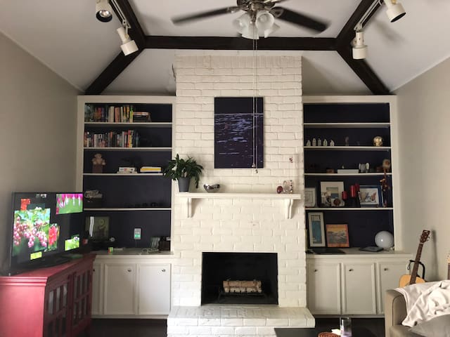 Houston rooms available with swimming pool
