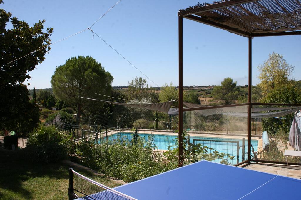 Table de ping-pong et piscine