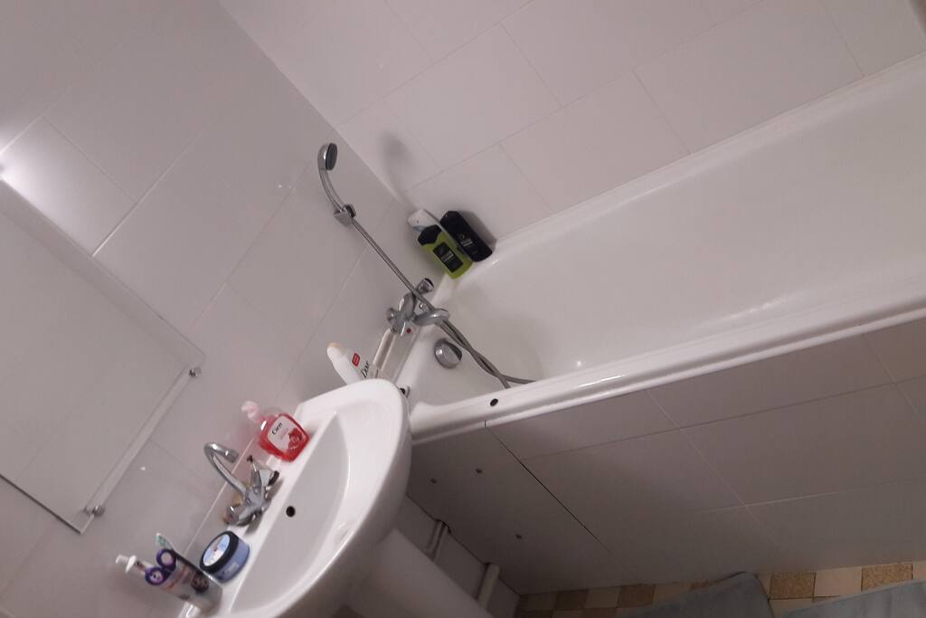 salle de bain avec WC à gauche