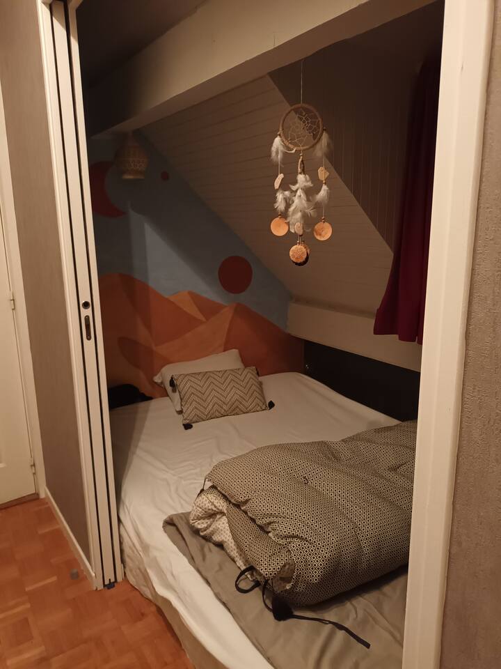 Cama doble detrás de las puertas correderas, es la habitación con también la cama de 1 persona en el otro lado detrás de una gran cortina.  Las personas de la habitación azul deben cruzar esta habitación, por lo que cada uno tiene su espacio 
