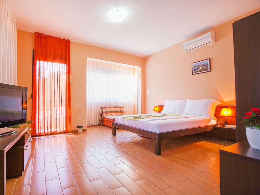 Studio with double bed and convertible single sofa bed