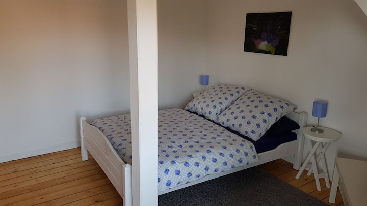 The double bed (1.40 x 2.00 m).