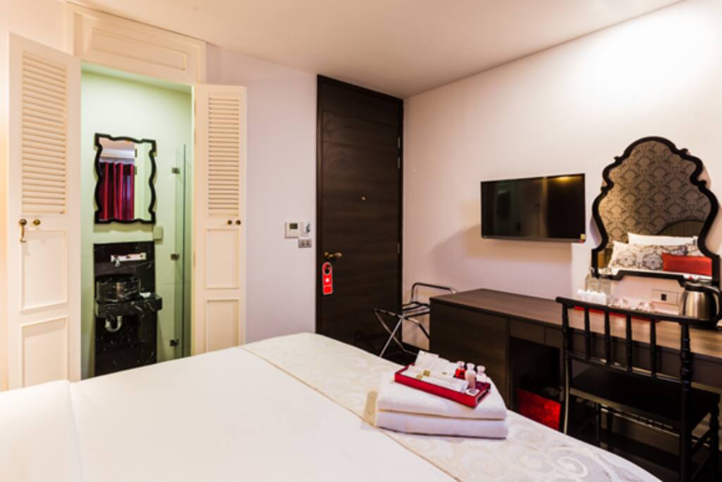 DELUXE KING SIZE BED
Approx. Room Size : 15.00sqm.
Maximum Adults : 2 Adults
Peaceful and relaxing in one of our stylish room design filled with useful amenities. Take a rest in our comfortable King-Sized Bed to unwind after a long day out.