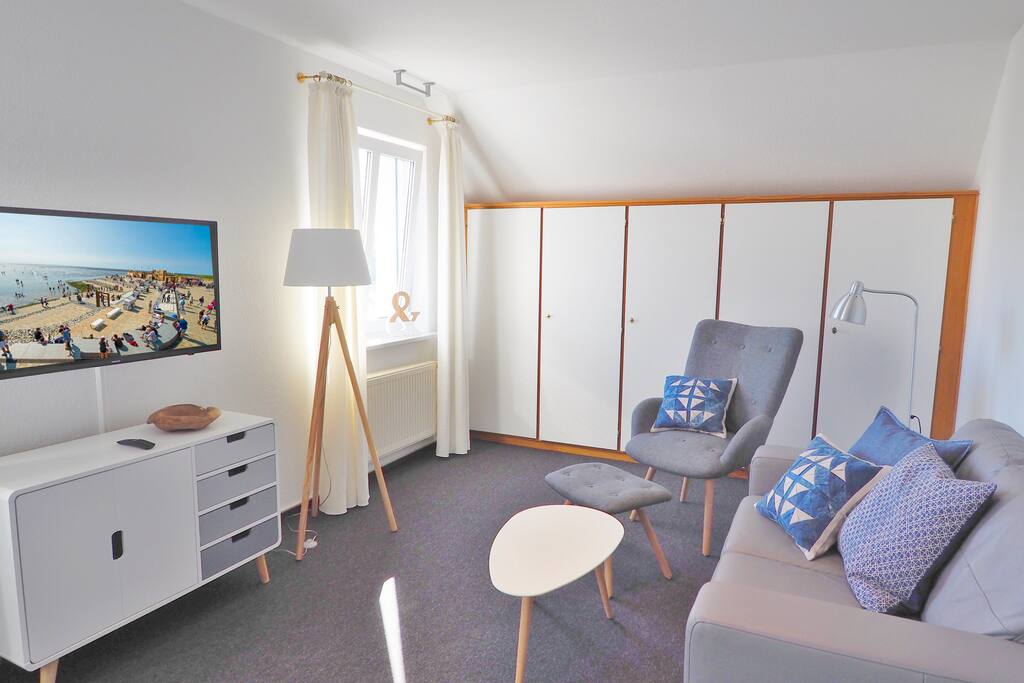 Geräumiges Zimmer mit Sofa, Sessel
