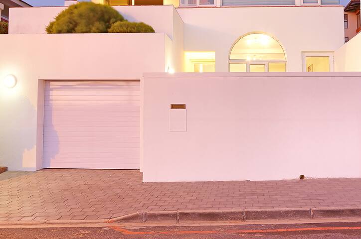 CAMPS BAY Next to the Beach Apartment gallery image 3