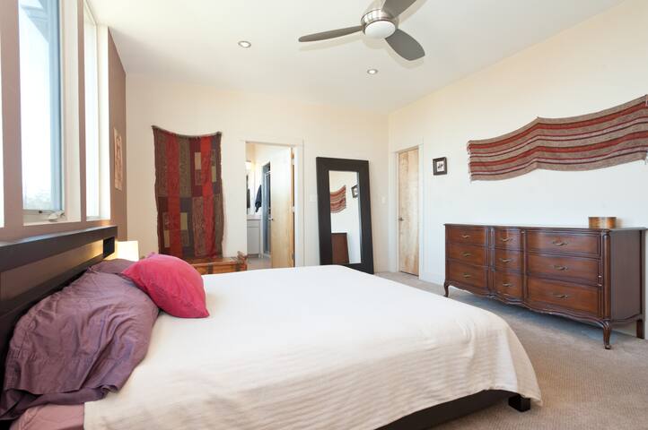 Sweet South Austin Modern Home gallery image 3