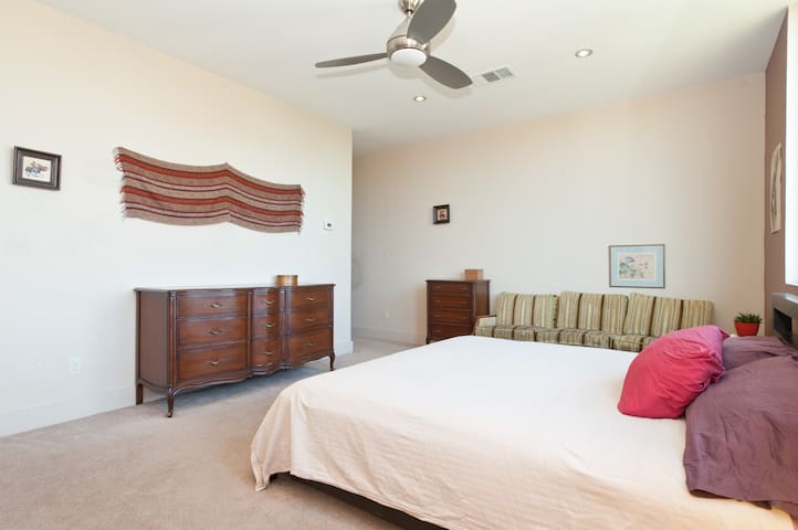 Sweet South Austin Modern Home gallery image 4