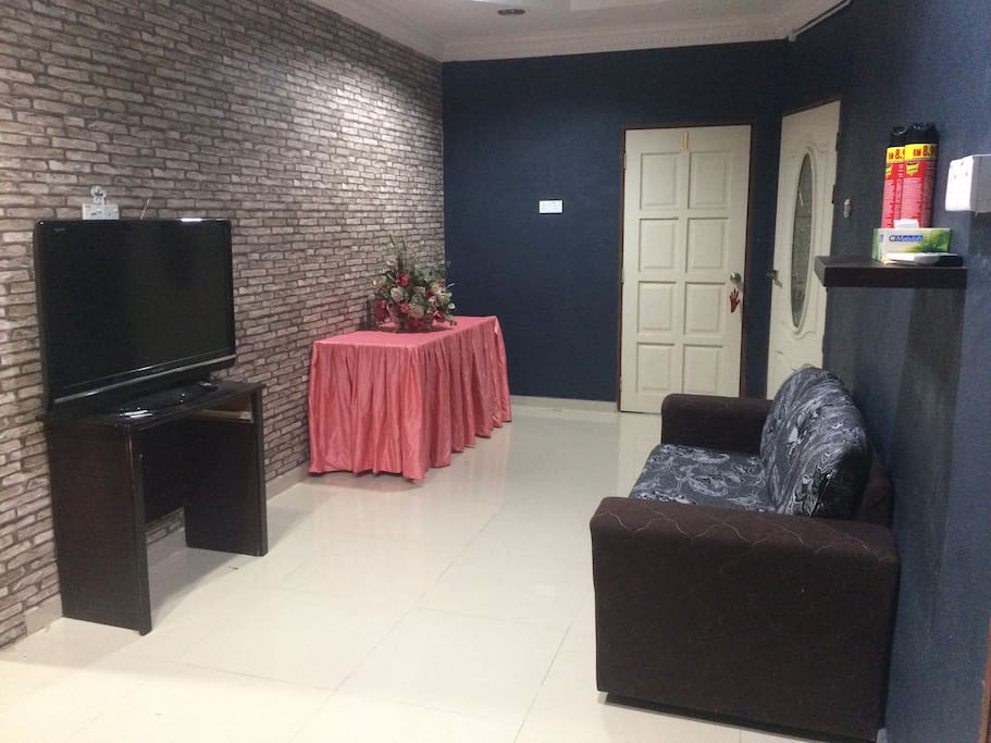 Ruang Tamu dilengkapi dengan tv bersaiz besar, sofa, meja, aircond dan ruang yang selesa