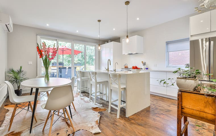 High Park Lux: Sauna •King Bed •Family Friendly