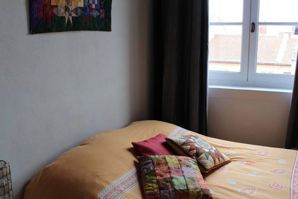 La chambre avec lit en 160/200 et un bureau