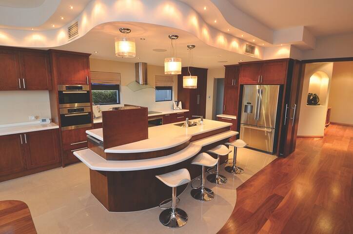 Canal Waterfront (all 6 bedrooms) gallery image 5