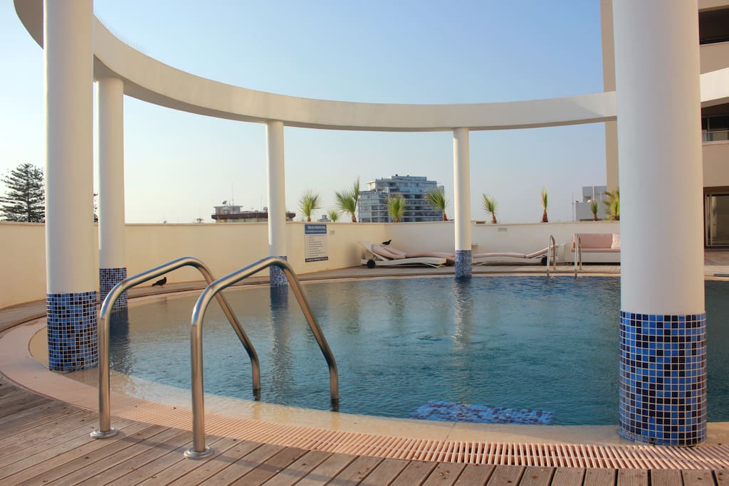 Swimming pool water color matching that of the sea!