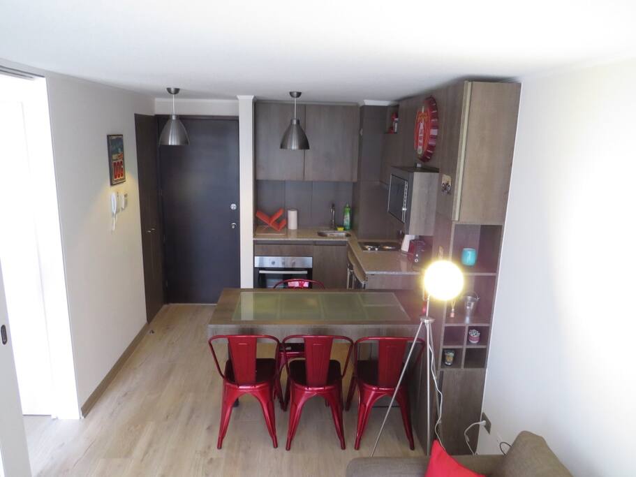 Cocina con mesa y 4 sillas.